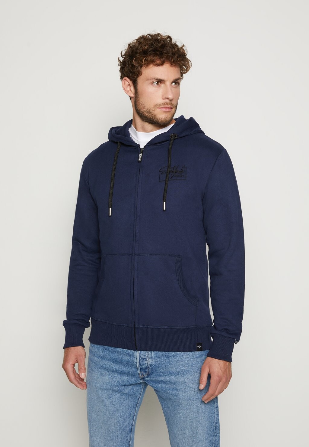 Толстовка LENNY Spitzbub, цвет blau
Толстовка LENNY Spitzbub, цвет blau