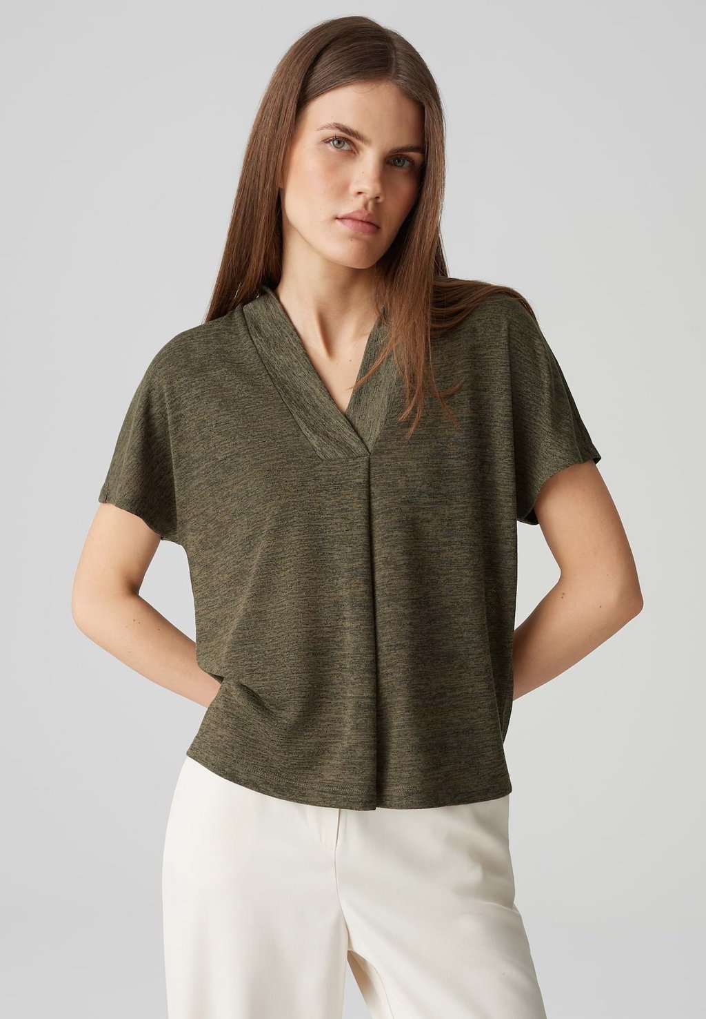 Базовая футболка V-AUSSCHNITT OPUS, оливковый 
Базовая футболка V-AUSSCHNITT OPUS, оливковый