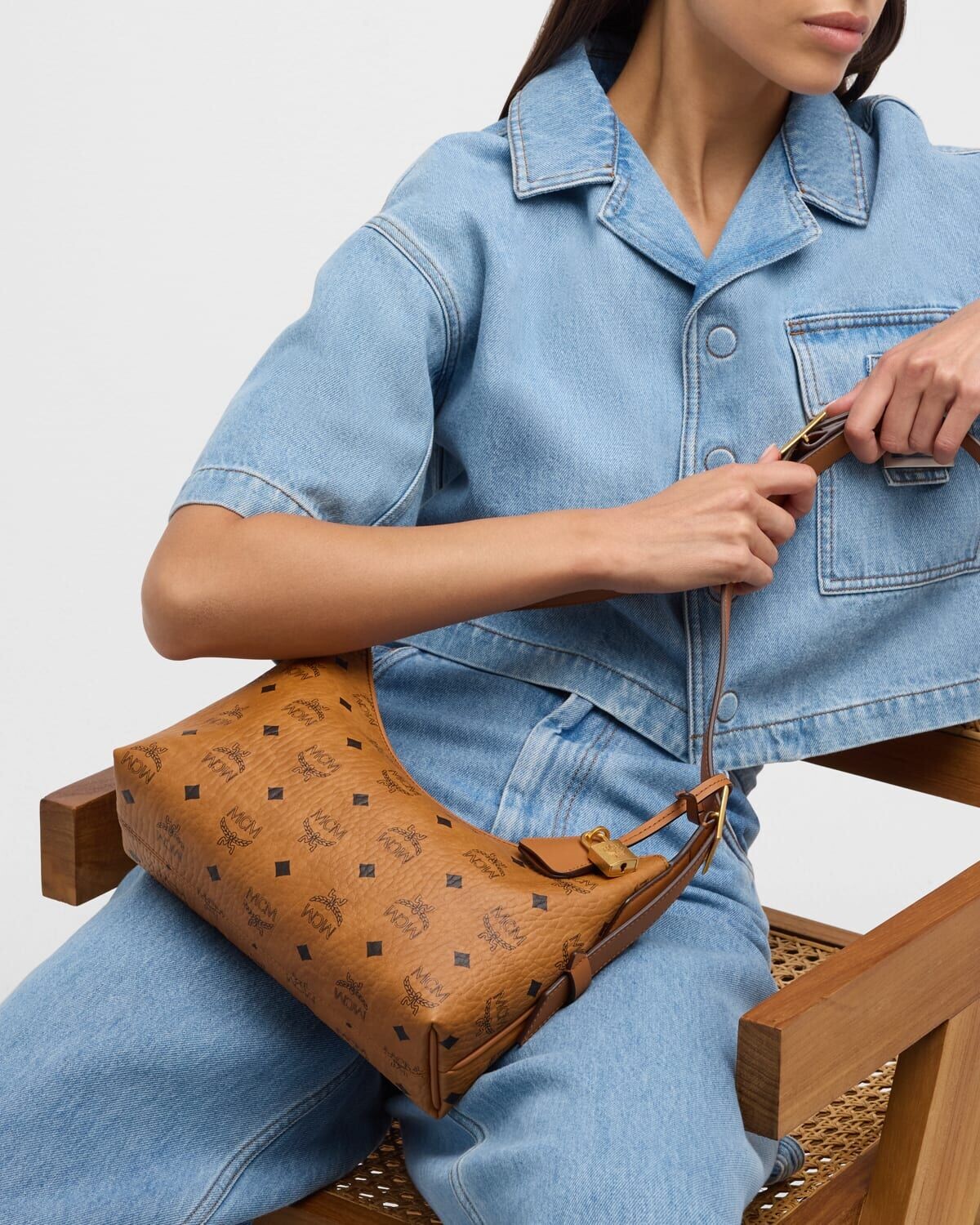 Сумка-хобо с монограммой Aren Visetos MCM, цвет Cognac
Сумка-хобо с монограммой Aren Visetos MCM, цвет Cognac