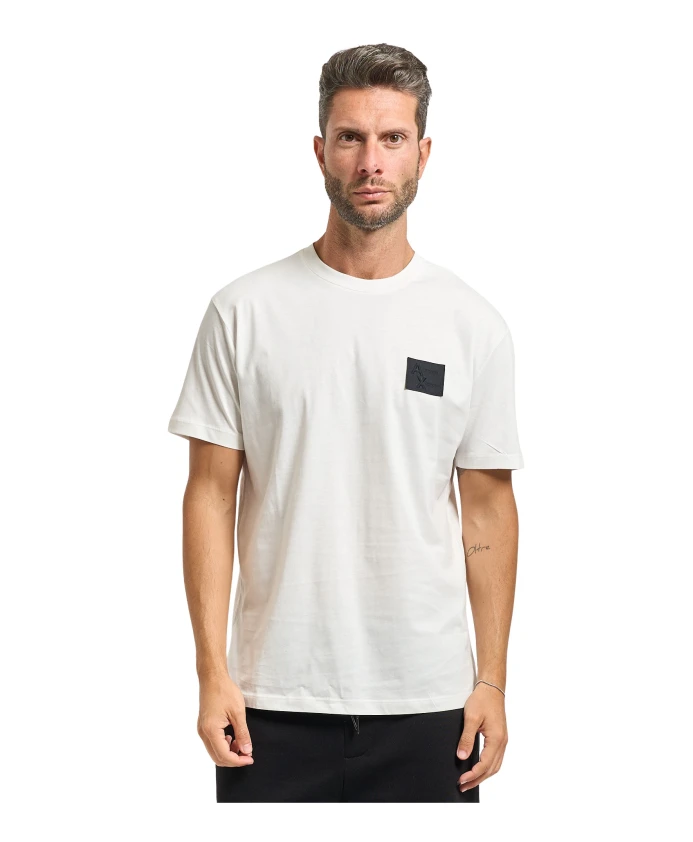 Белая футболка с круглым вырезом и нашивкой с логотипом. Armani Exchange, белый
Белая футболка с круглым вырезом и нашивкой с логотипом. Armani Exchange, белый