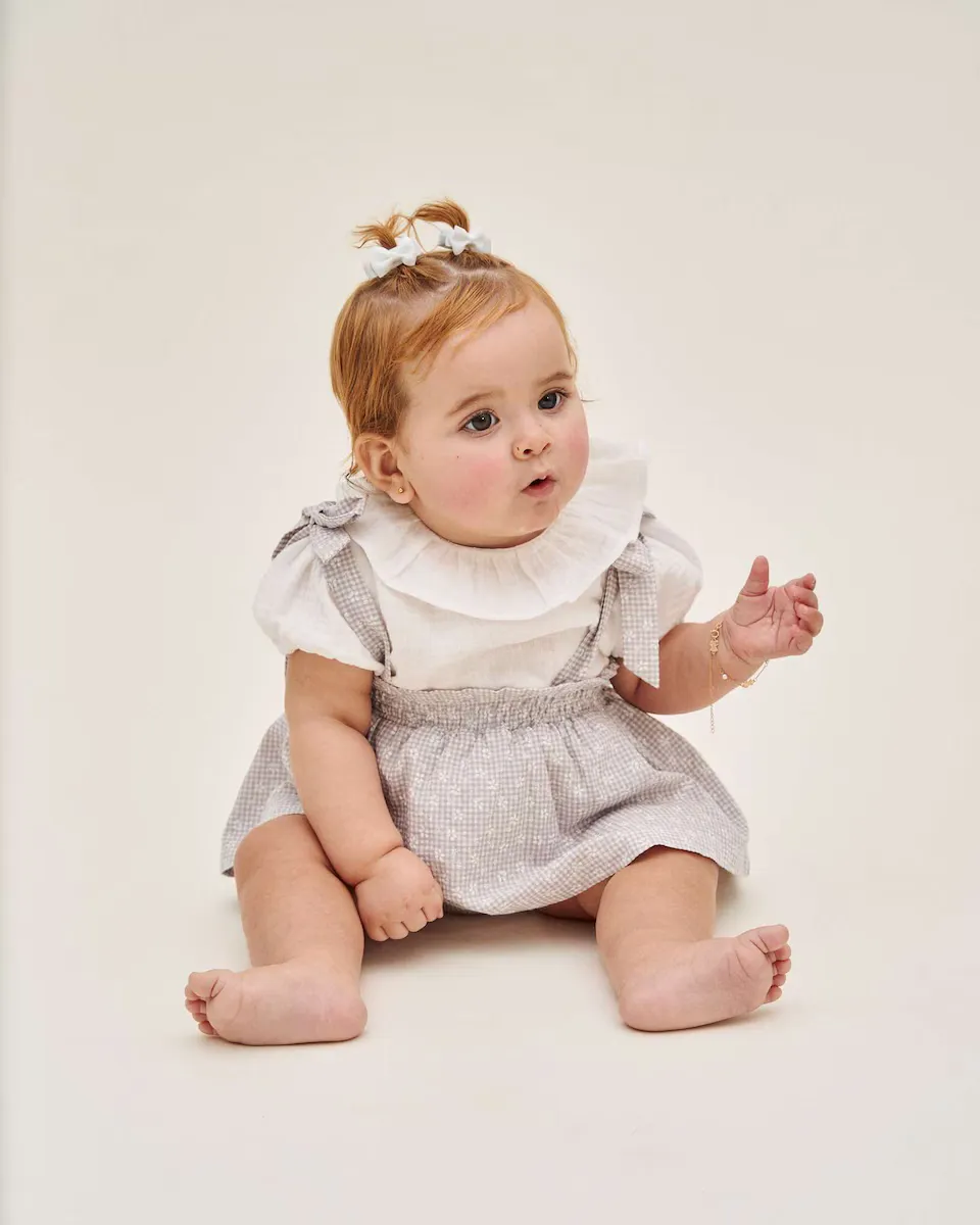 Серый комбинезон для девочек с множественным принтом и завязками на бретелях Dadati
Серый комбинезон для девочек с множественным принтом и завязками на бретелях Dadati