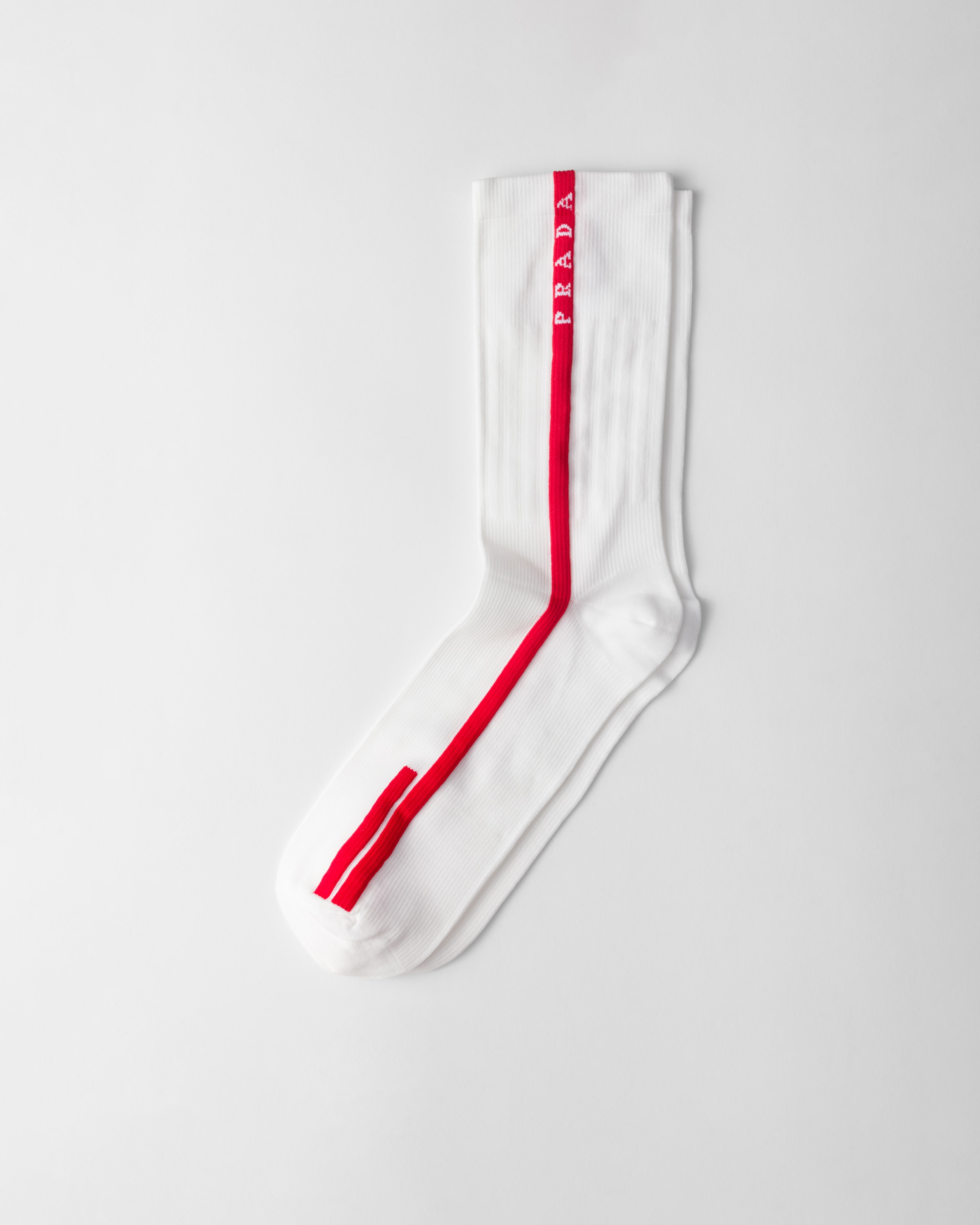 Вязаные носки из переработанного нейлона Prada, белый
Вязаные носки из переработанного нейлона Prada, белый