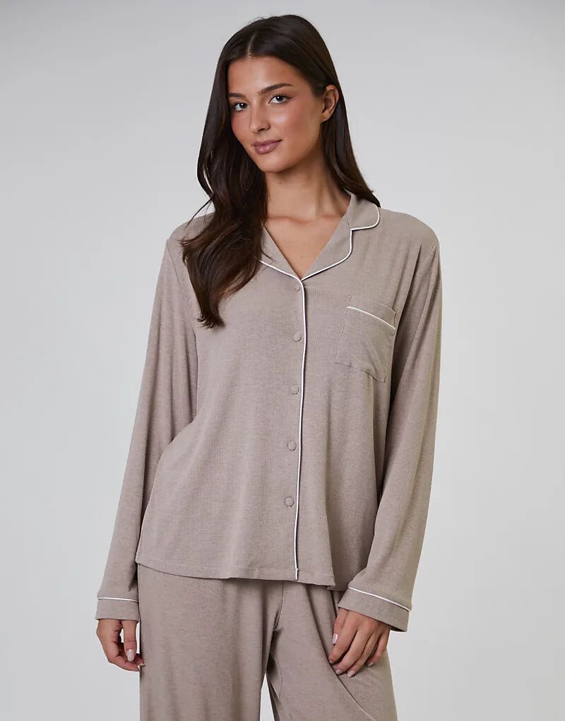 Рубашка в традиционном стиле с длинными рукавами и длинные брюки цвета овсянки
Рубашка в традиционном стиле с длинными рукавами и длинные брюки цвета овсянки