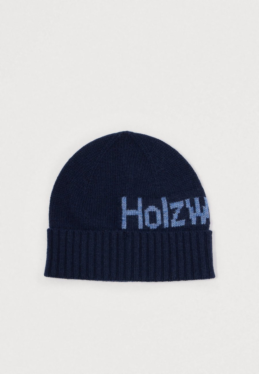 Шапка Holzweiler HAZA LOGO BEANIE UNISEX, Blue
Шапка Holzweiler HAZA LOGO BEANIE UNISEX, Blue