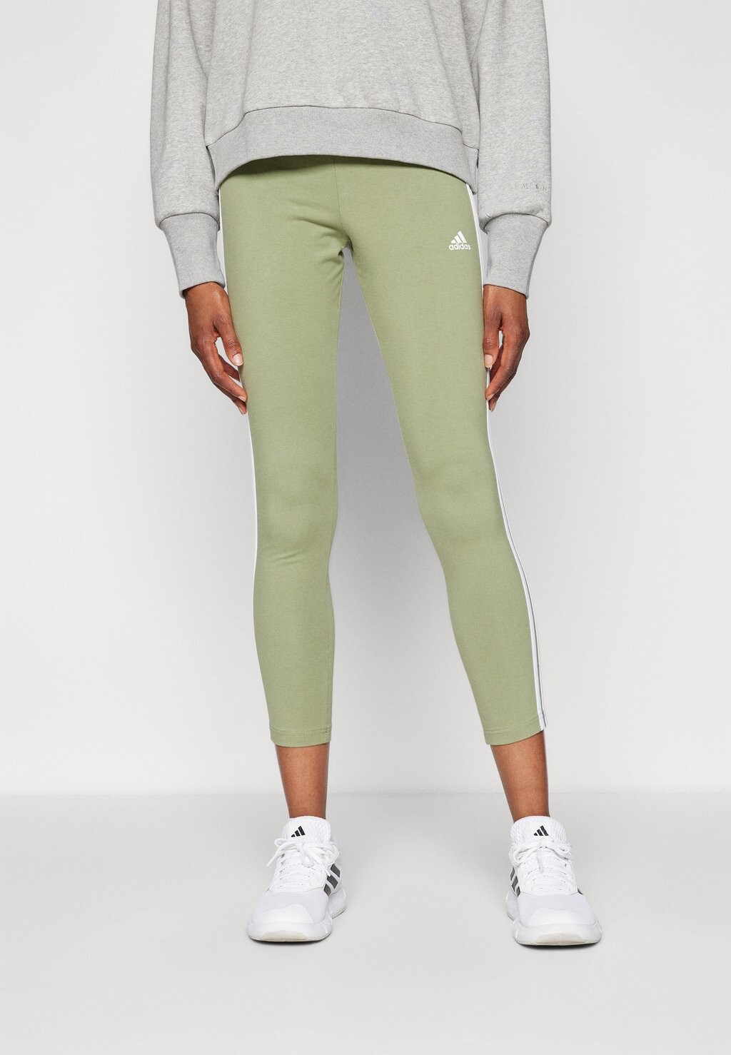 Леггинсы Essentials Stripes High Waisted Single Legging adidas Sportswear, палаточный зеленый
Леггинсы Essentials Stripes High Waisted Single Legging adidas Sportswear, палаточный зеленый