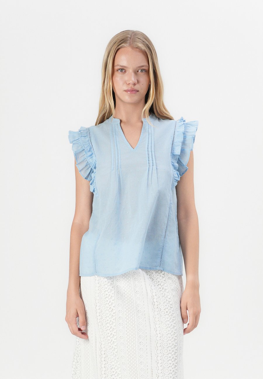 Блуза ONLY ONLRAINA V NECK RUFFLE, Soft Chambray/Light Blue
Блуза ONLY ONLRAINA V NECK RUFFLE, Soft Chambray/Light Blue