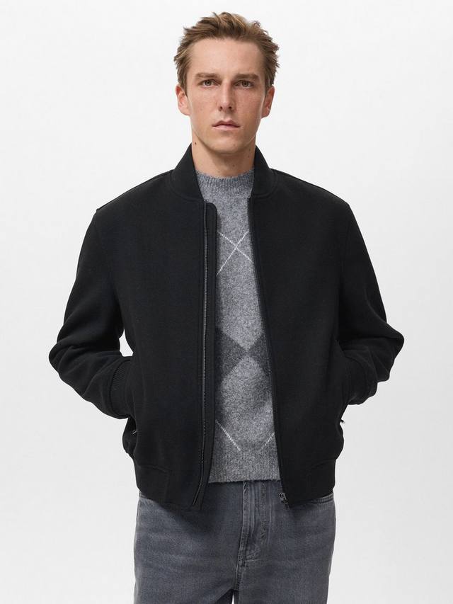 Норманд застегивающаяся на молнию бомбер куртка Mango
Норманд застегивающаяся на молнию бомбер куртка Mango