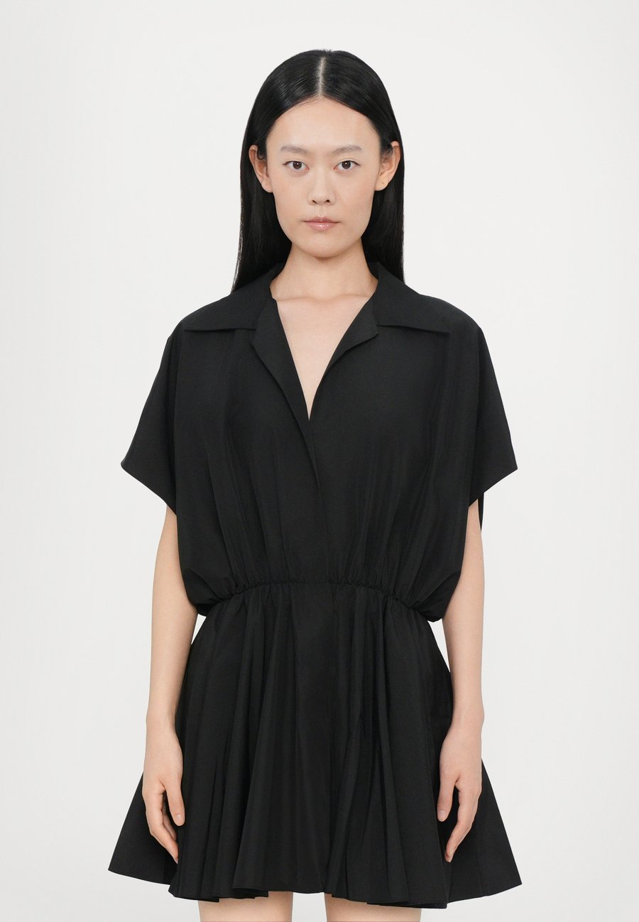 Платье Norma Kamali SUPER SLEEVELESS SHIRT FLARED MINI DRESS, Black
Платье Norma Kamali SUPER SLEEVELESS SHIRT FLARED MINI DRESS, Black