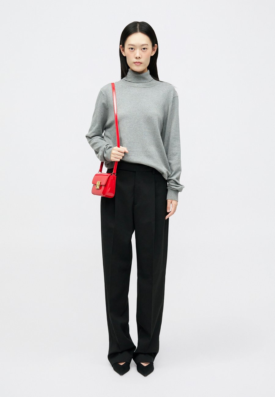 Сумка кросс-боди Armani Exchange AMY, Chinese Red/Red
Сумка кросс-боди Armani Exchange AMY, Chinese Red/Red