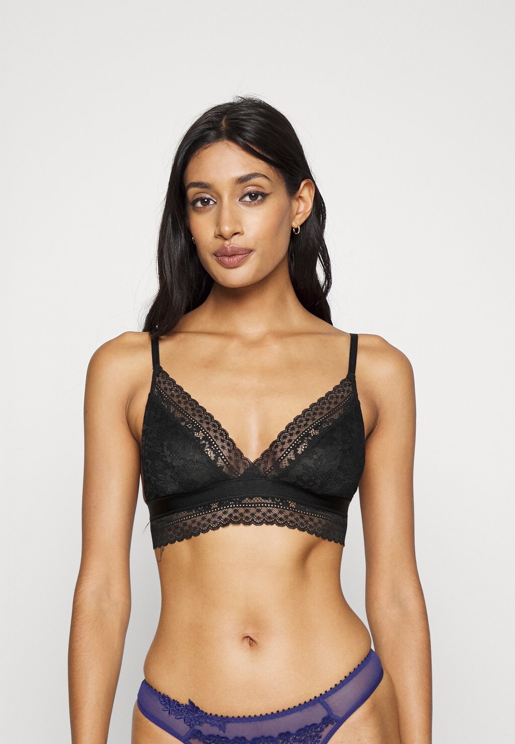 Бюстгальтер с треугольными чашечками LASCANA, черный
Бюстгальтер с треугольными чашечками LASCANA, черный