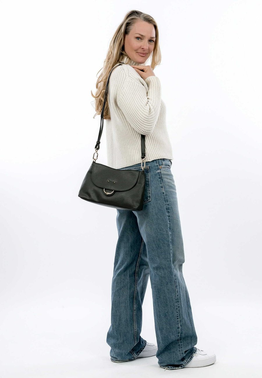 Сумка кросс-боди SURI FREY Cross body bag, Grey/Dark Grey
Сумка кросс-боди SURI FREY Cross body bag, Grey/Dark Grey