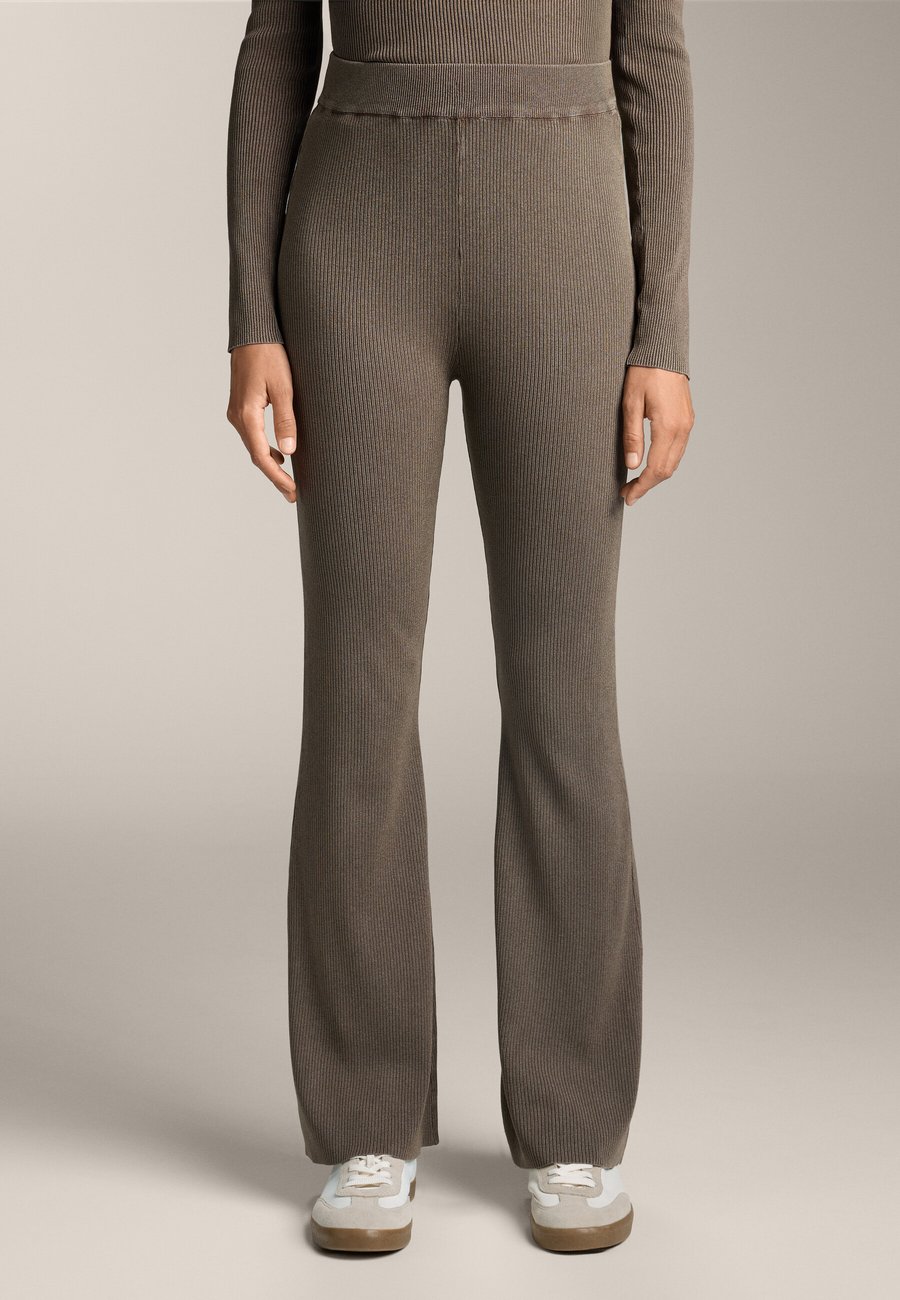 Брюки OYSHO FLARED , Brown
Брюки OYSHO FLARED , Brown