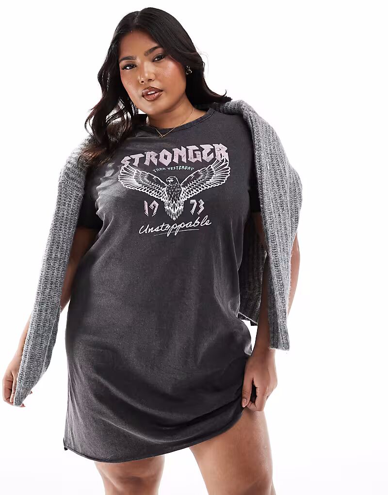 Платье-футболка с принтом ONLY Curve Stronger черного цвета
Платье-футболка с принтом ONLY Curve Stronger черного цвета