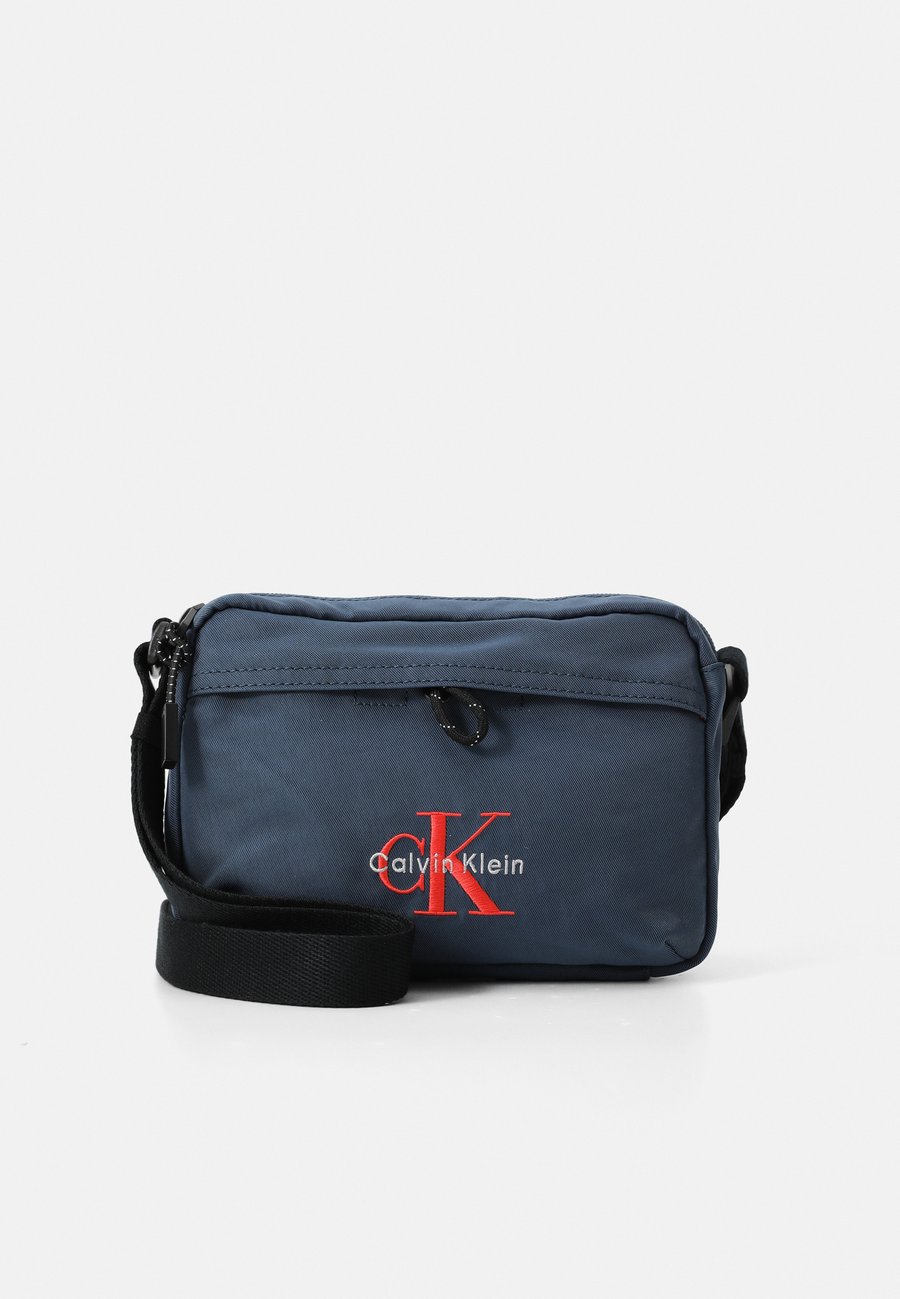 Сумка кросс-боди Calvin Klein BOLD CAMERA BAG, Moonlit Ocean/Mottled Blue
Сумка кросс-боди Calvin Klein BOLD CAMERA BAG, Moonlit Ocean/Mottled Blue