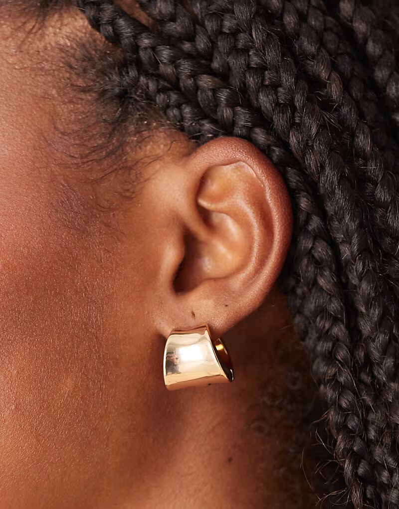 Маленькие серьги-кольца с широким массивным дизайном в золотистом оттенке Asos Design
Маленькие серьги-кольца с широким массивным дизайном в золотистом оттенке Asos Design