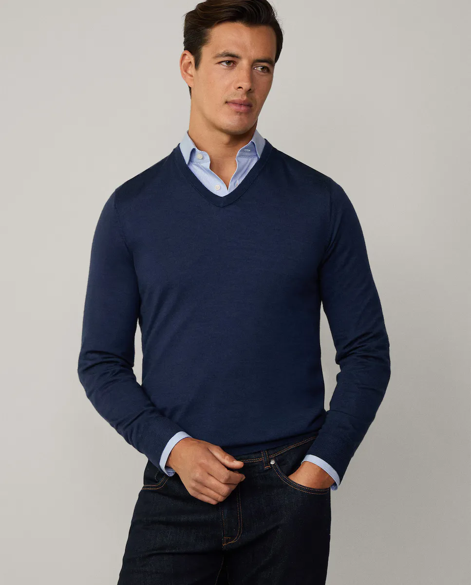 Мужской свитер с V-образным вырезом и красителем для одежды Hackett, тёмно-синий
Мужской свитер с V-образным вырезом и красителем для одежды Hackett, тёмно-синий
