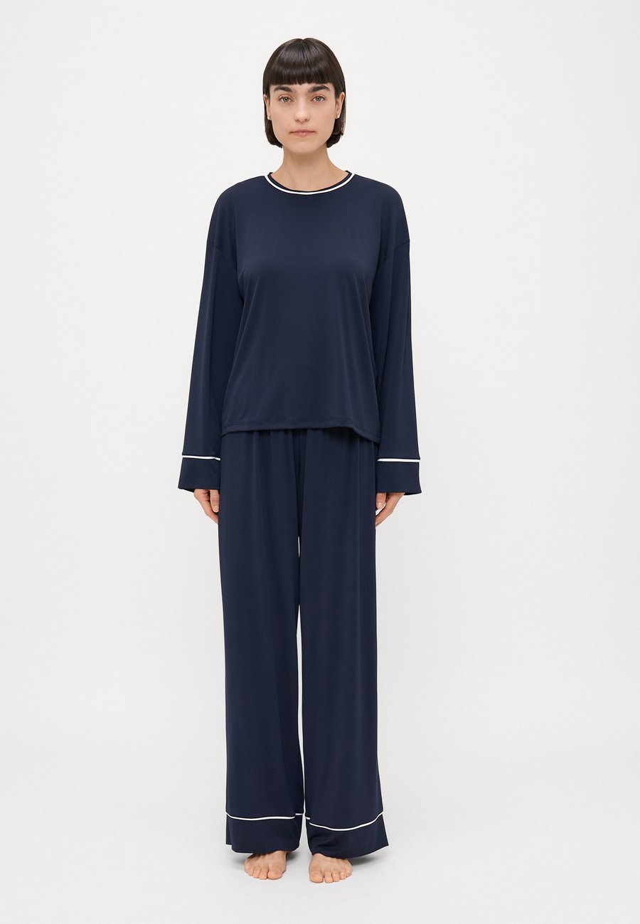 Пижамный комплект Vero Moda VMSILKE NIGHTWEAR , Navy/White /Dark Blue
Пижамный комплект Vero Moda VMSILKE NIGHTWEAR , Navy/White /Dark Blue