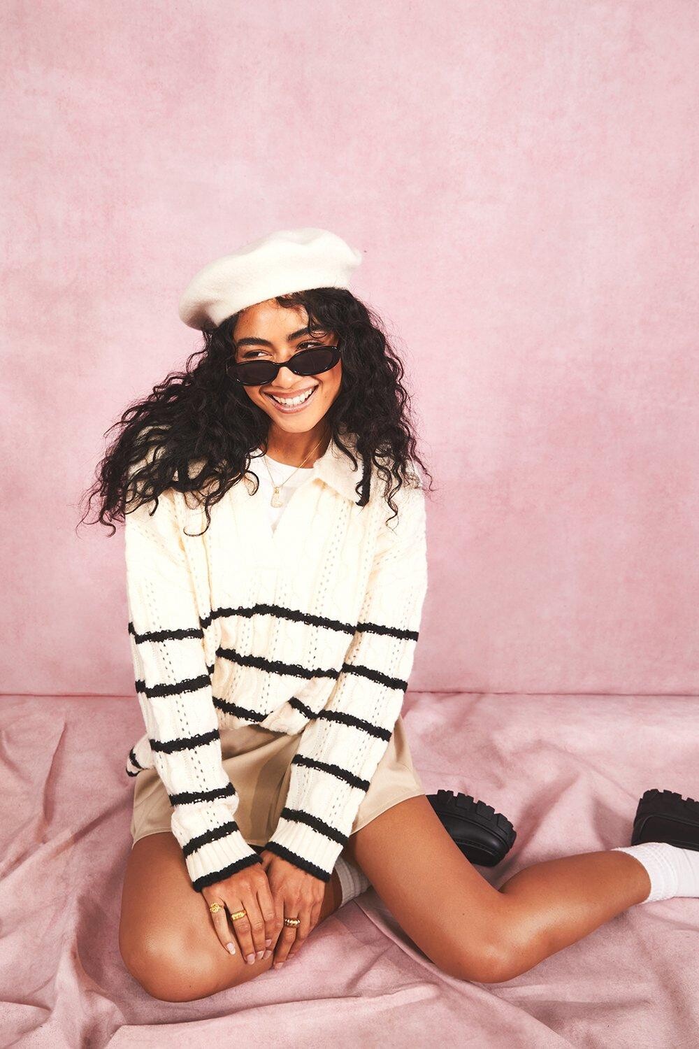 Мягкий трикотажный свитер с воротником поло в полоску Boohoo, экру
Мягкий трикотажный свитер с воротником поло в полоску Boohoo, экру