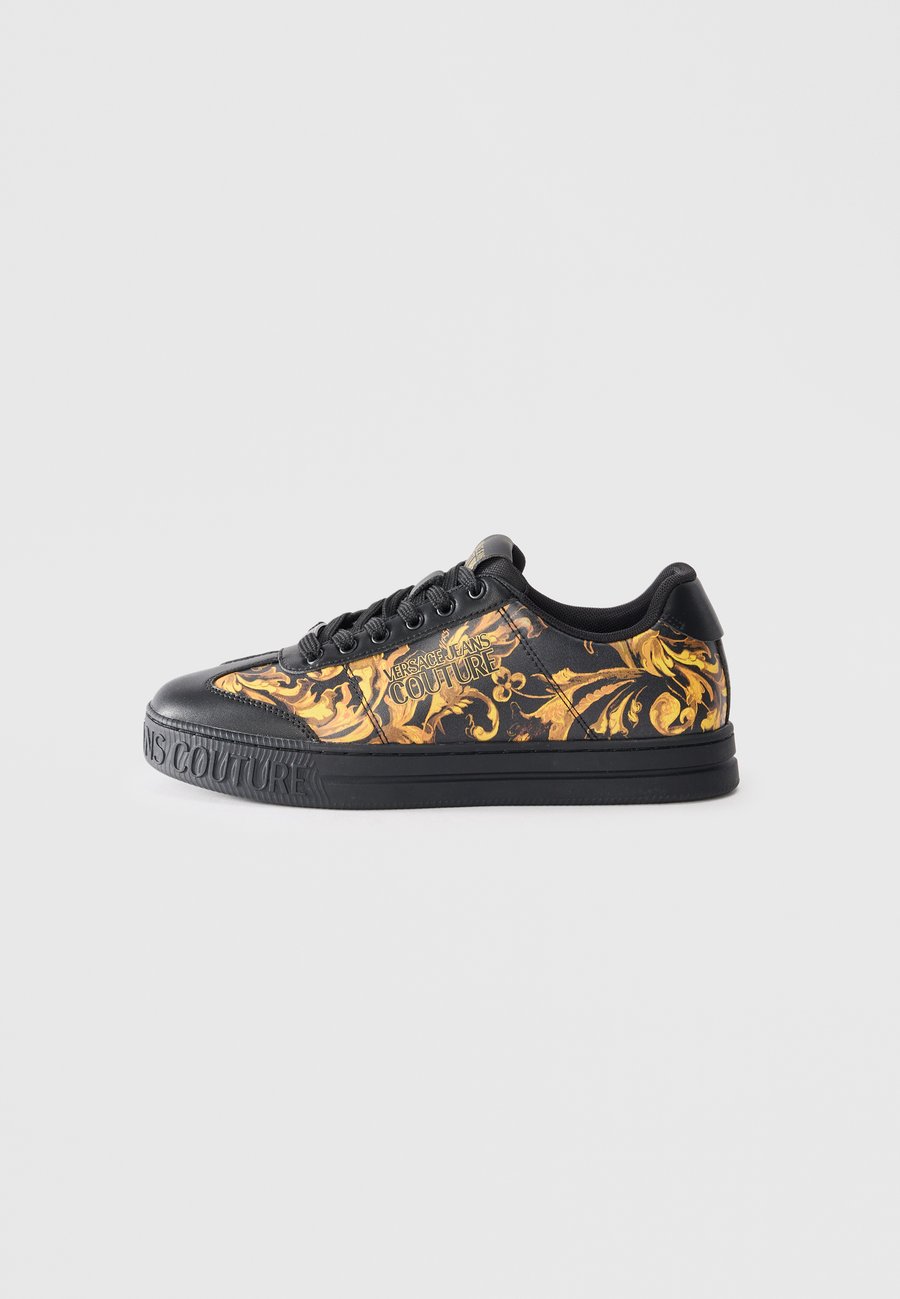 Кроссовки Versace Jeans Couture FONDO COURT, Black/Gold-Coloured/Mottled Black
Кроссовки Versace Jeans Couture FONDO COURT, Black/Gold-Coloured/Mottled Black