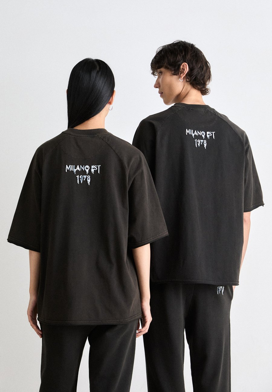 Футболка Carlo Colucci UNISEX, Vintage Black/Black, Черный, Футболка Carlo Colucci UNISEX, Vintage Black/Black
Футболка Carlo Colucci UNISEX, Vintage Black/Black, Черный, Футболка Carlo Colucci UNISEX, Vintage Black/Black