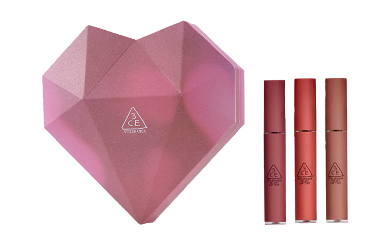 Набор косметики для женщин 3CE
Набор косметики для женщин 3CE