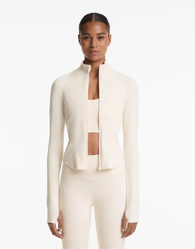 Легкая теплая куртка Oysho со швами цвета бледно-бежевого.
Легкая теплая куртка Oysho со швами цвета бледно-бежевого.