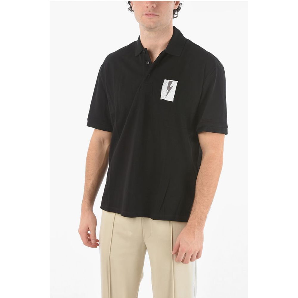 Свободный крой FLAG BOLT Polo с напечатанным логотипом Neil Barrett, Black 
Свободный крой FLAG BOLT Polo с напечатанным логотипом Neil Barrett, Black