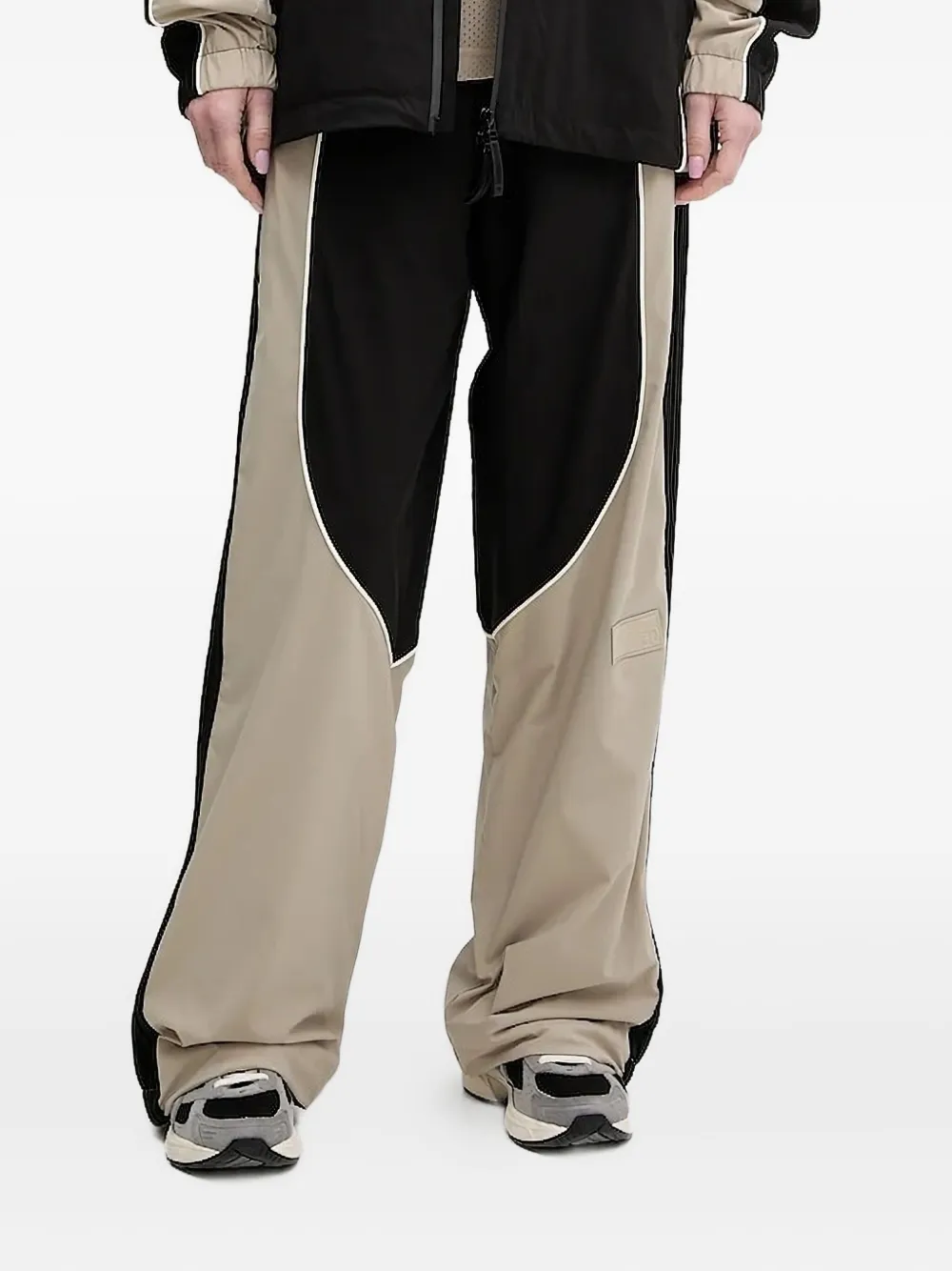 Брюки с полосками по бокам Ea7 Emporio Armani, черный
Брюки с полосками по бокам Ea7 Emporio Armani, черный