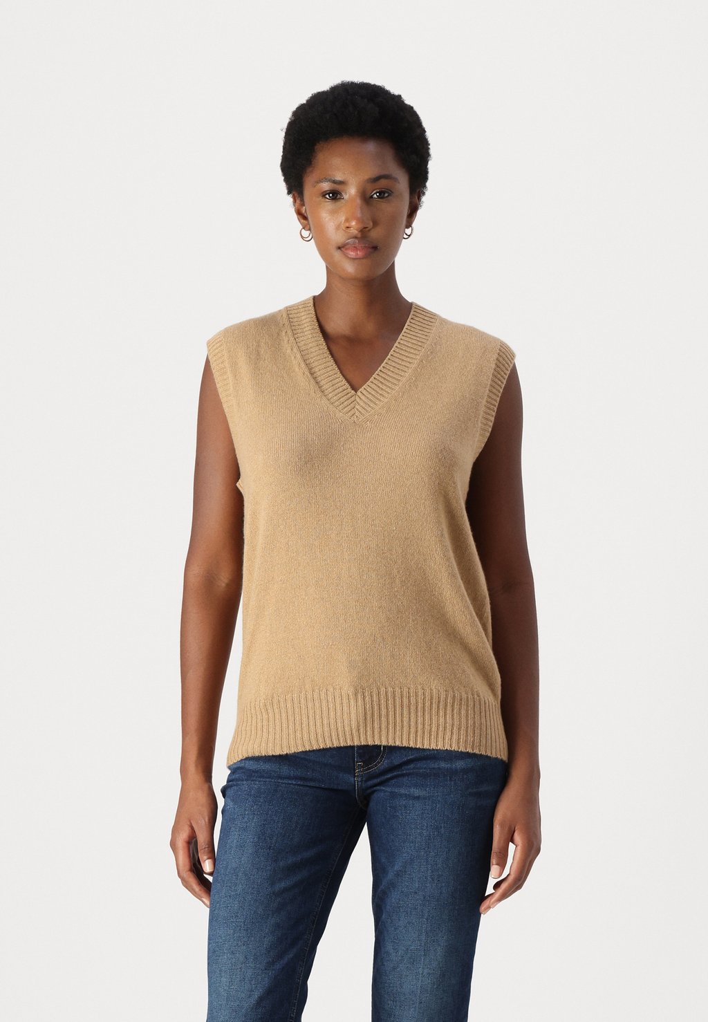 Жилет GAUZY Johnstons of Elgin, бежевый
Жилет GAUZY Johnstons of Elgin, бежевый