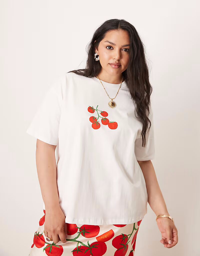 Футболка Never Fully Dressed Plus с принтом томатов, белая
Футболка Never Fully Dressed Plus с принтом томатов, белая