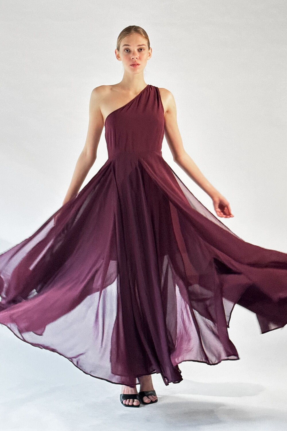 Платье макси на одно плечо с фольгированным узором из серебристой ткани Religion, красный
Платье макси на одно плечо с фольгированным узором из серебристой ткани Religion, красный