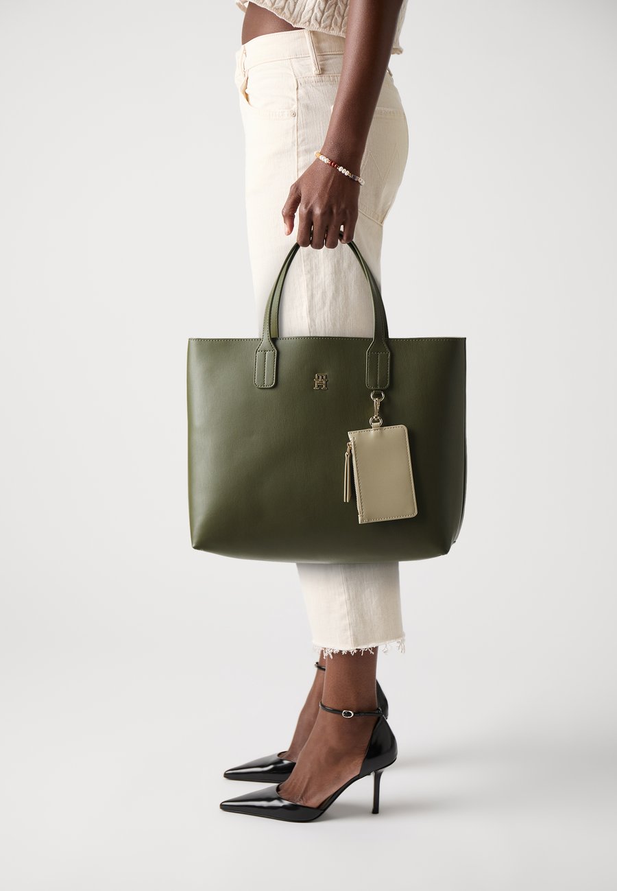 Сумка-шоппер Tommy Hilfiger ICON SATCHEL, Huntsman Green/Green
Сумка-шоппер Tommy Hilfiger ICON SATCHEL, Huntsman Green/Green