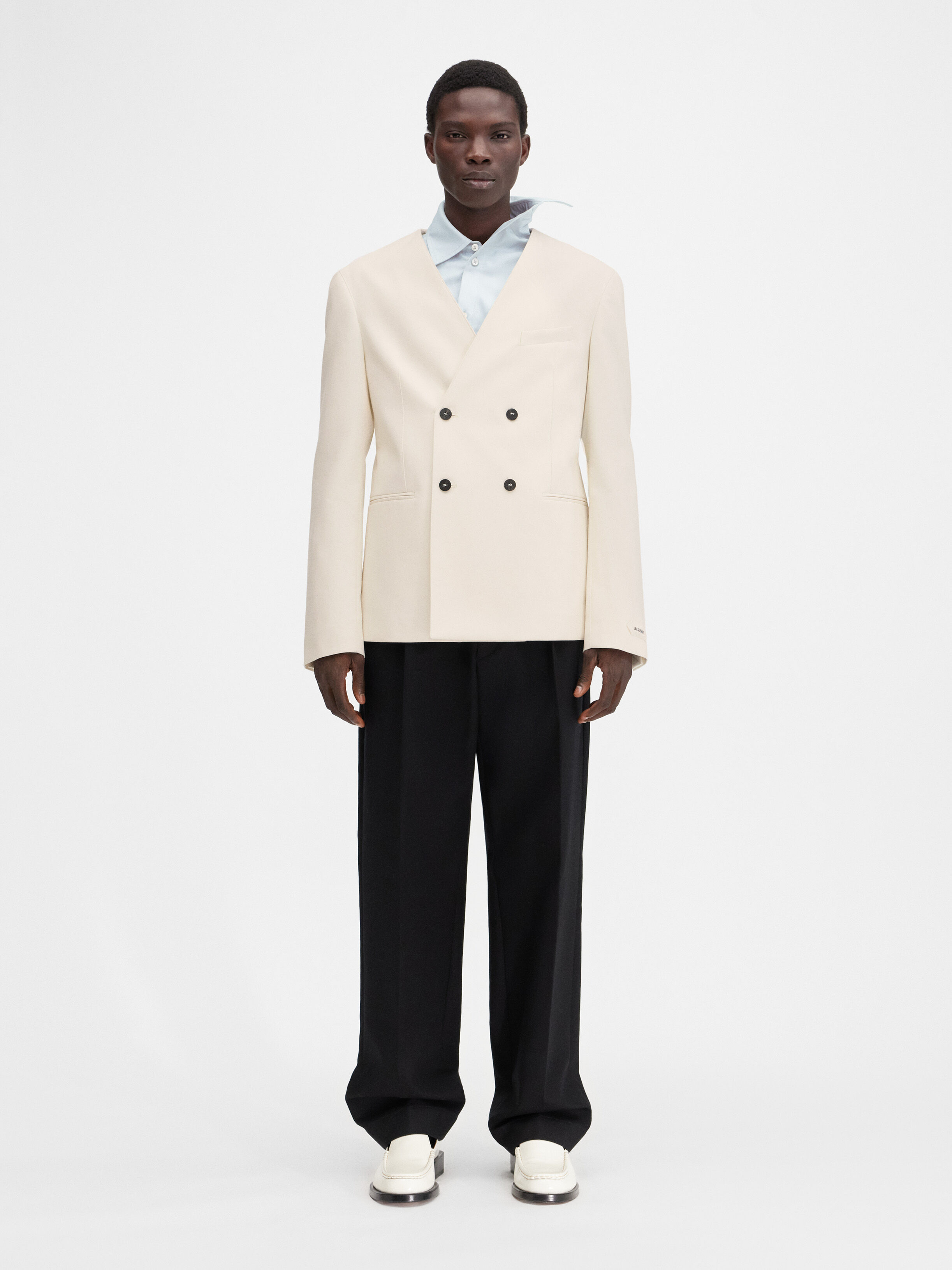 Двубортный блейзер без воротника JACQUEMUS The Marino jacket, белый
Двубортный блейзер без воротника JACQUEMUS The Marino jacket, белый