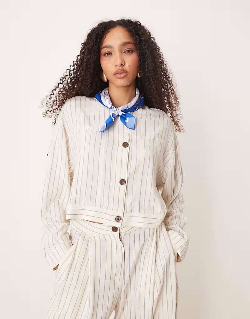 Льняной топ AWARE на кнопках в тонкую белую полоску
Льняной топ AWARE на кнопках в тонкую белую полоску