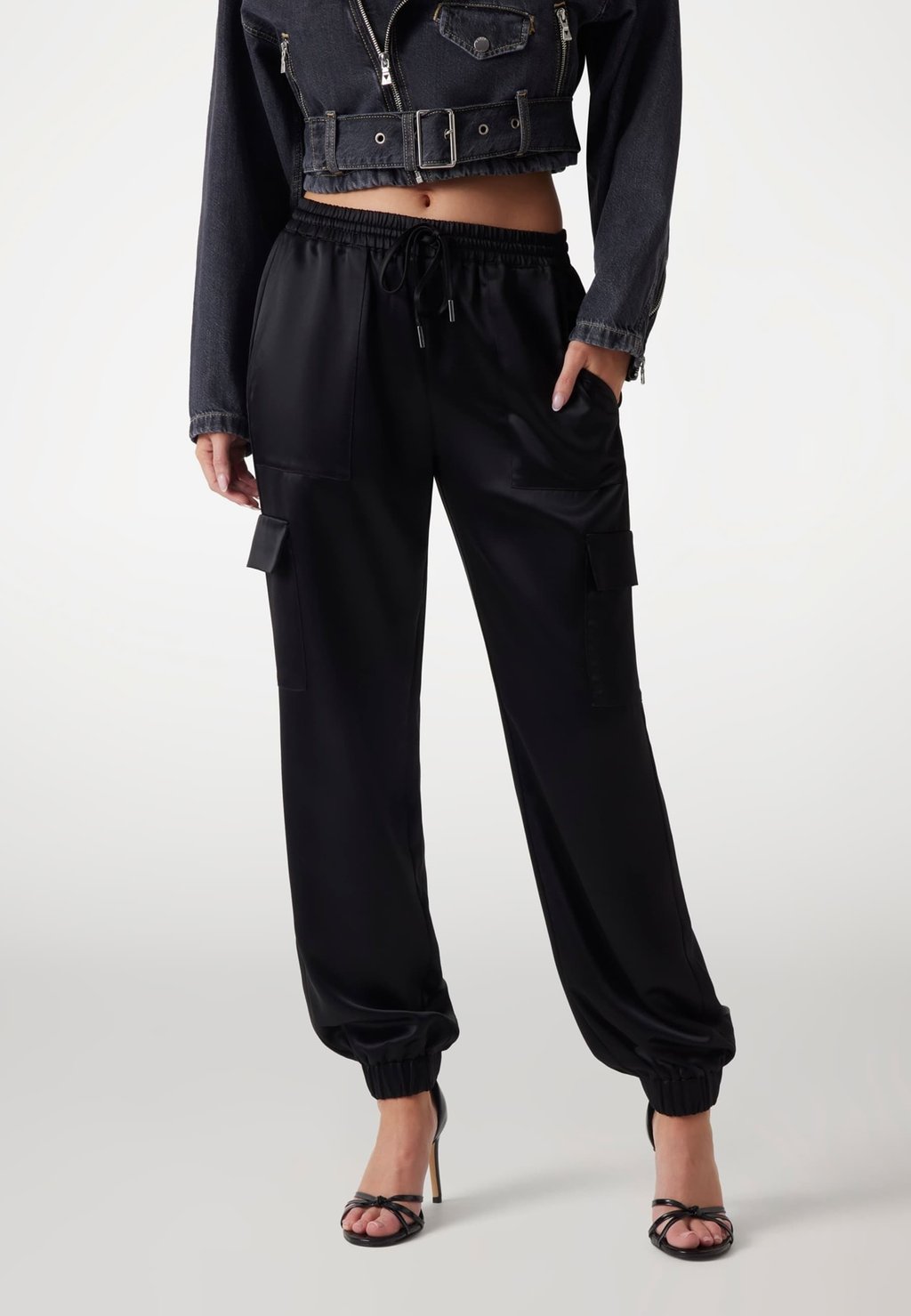 Брюки Guess, черный
Брюки Guess, черный