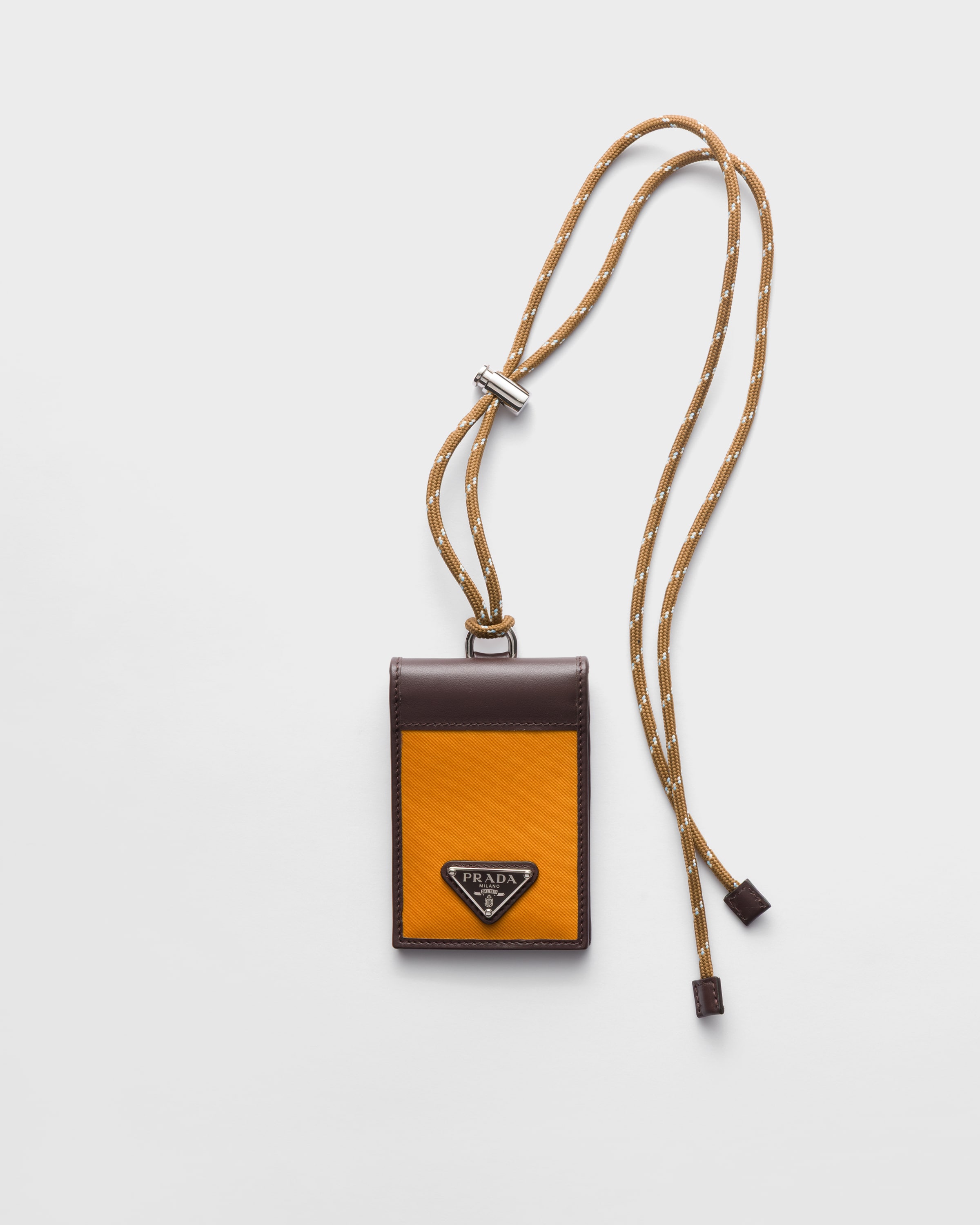 Держатель для карт Prada Speedrock из переработанного нейлона и кожи с ремешком Prada, янтарный
Держатель для карт Prada Speedrock из переработанного нейлона и кожи с ремешком Prada, янтарный