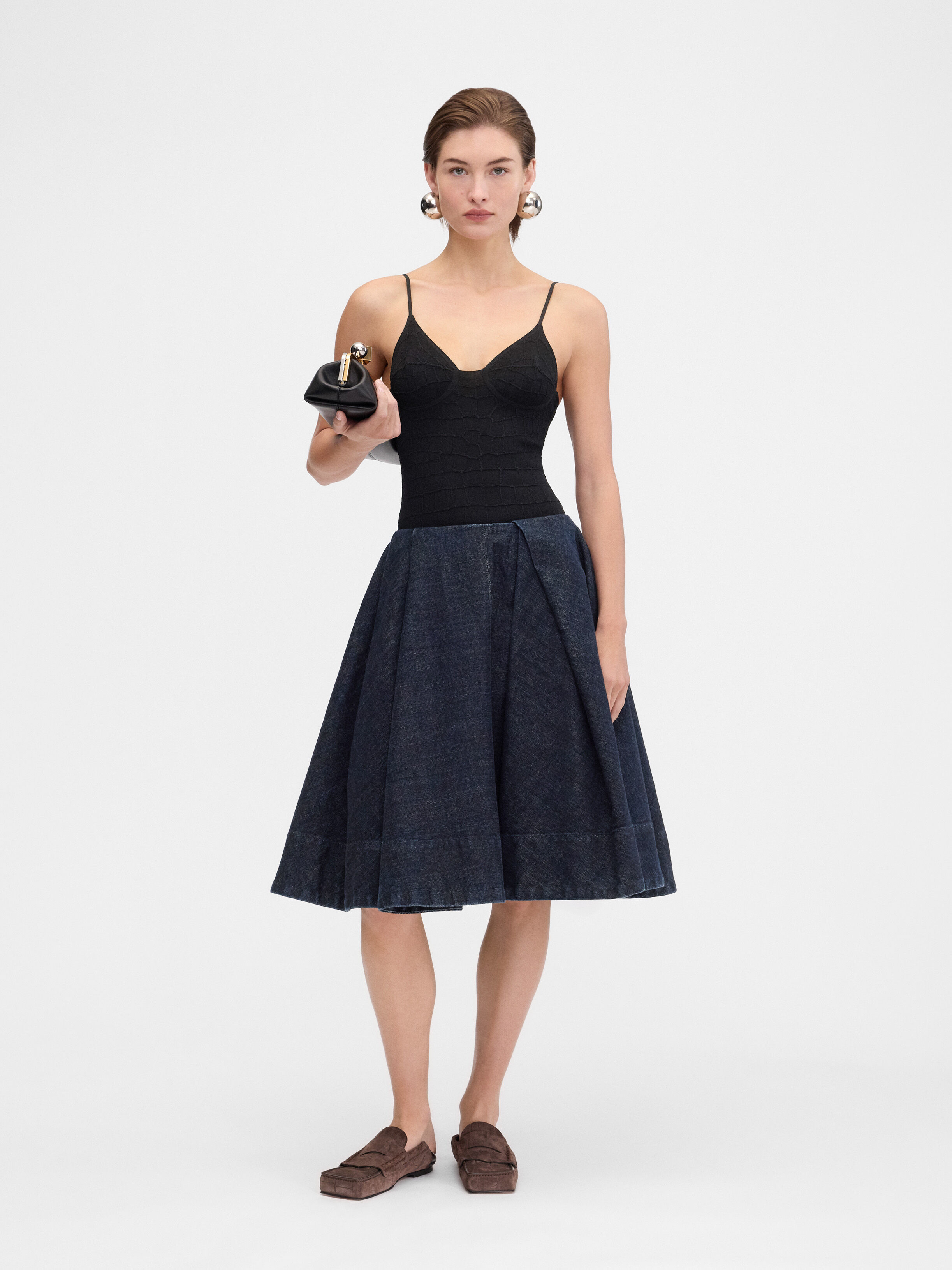 Расклешенная джинсовая юбка JACQUEMUS The Salon de-Nîmes denim skirt, темно-синий
Расклешенная джинсовая юбка JACQUEMUS The Salon de-Nîmes denim skirt, темно-синий