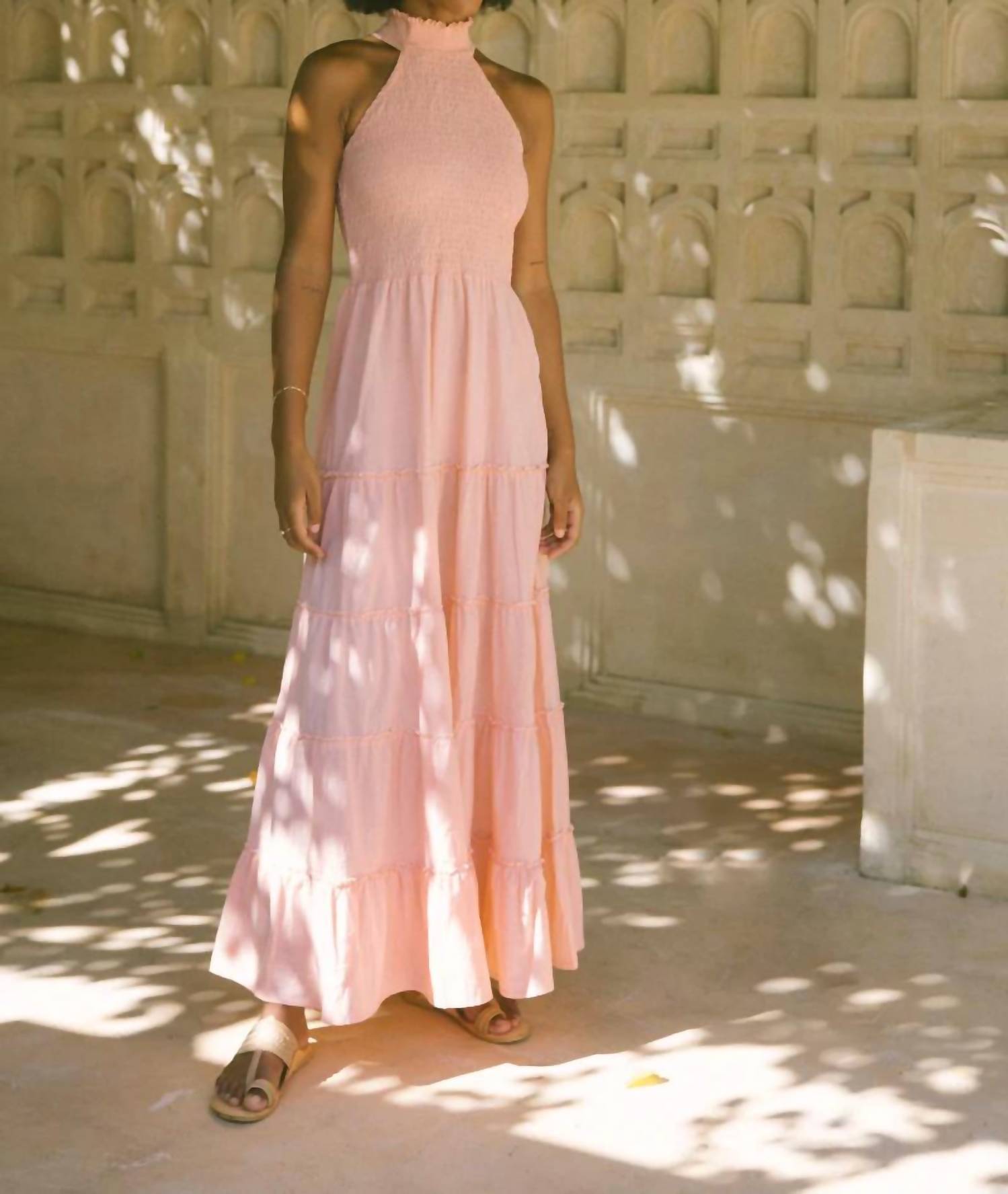 Длинное платье-халтер из чесаного хлопка персикового цвета Phie Collective 
Длинное платье-халтер из чесаного хлопка персикового цвета Phie Collective