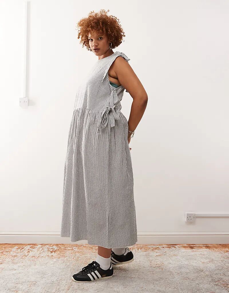 Платье миди COLLUSION Plus с завязками и запахом в серо-белую полоску
Платье миди COLLUSION Plus с завязками и запахом в серо-белую полоску