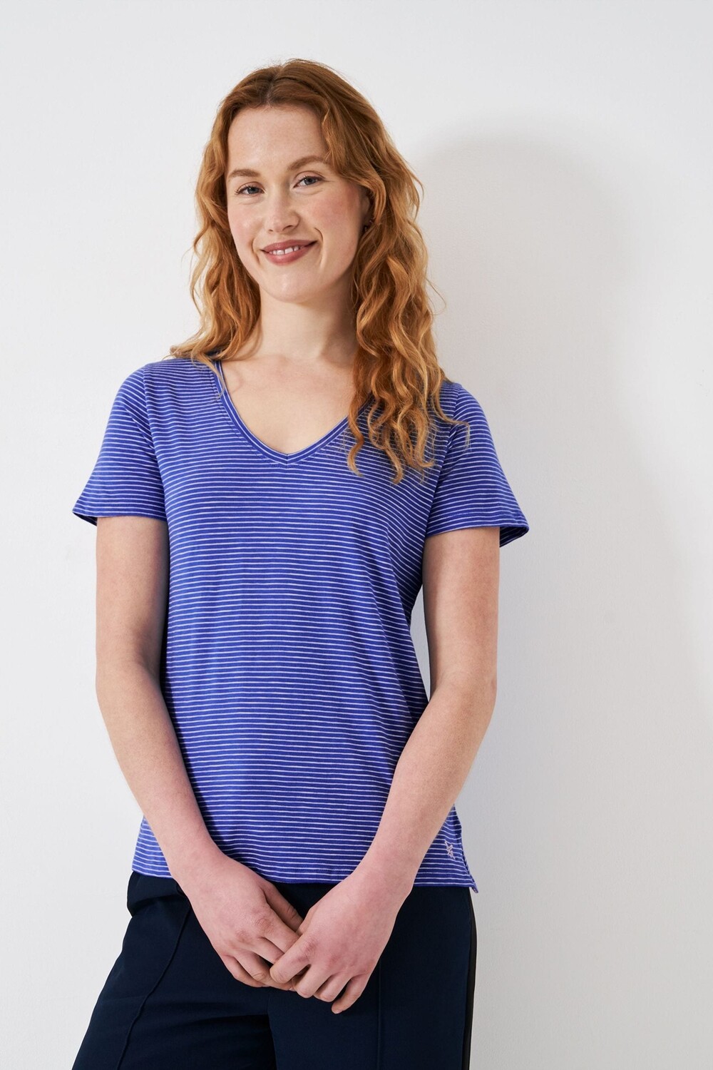 Crew Clothing Идеальная футболка с V-образным вырезом и неровной тканью Crew Clothing Company, синий