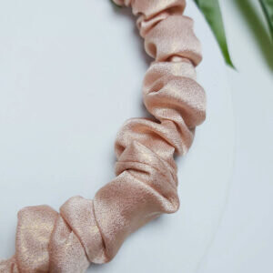 Yeye, Атласная лента для волос с рюшами, Розовый
Yeye, Атласная лента для волос с рюшами, Розовый