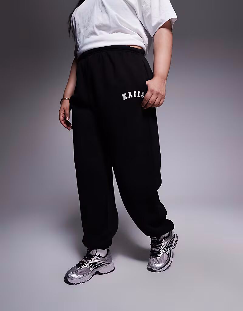 Спортивные брюки Plus из хлопковой смеси с вышитым логотипом и манжетами, черного цвета Kaiia
Спортивные брюки Plus из хлопковой смеси с вышитым логотипом и манжетами, черного цвета Kaiia