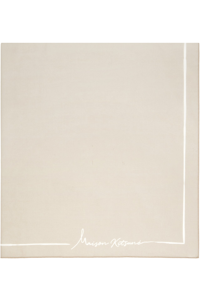 Maison Kitsuné Бежевый шарф с поэтическим шрифтом
Maison Kitsuné Бежевый шарф с поэтическим шрифтом