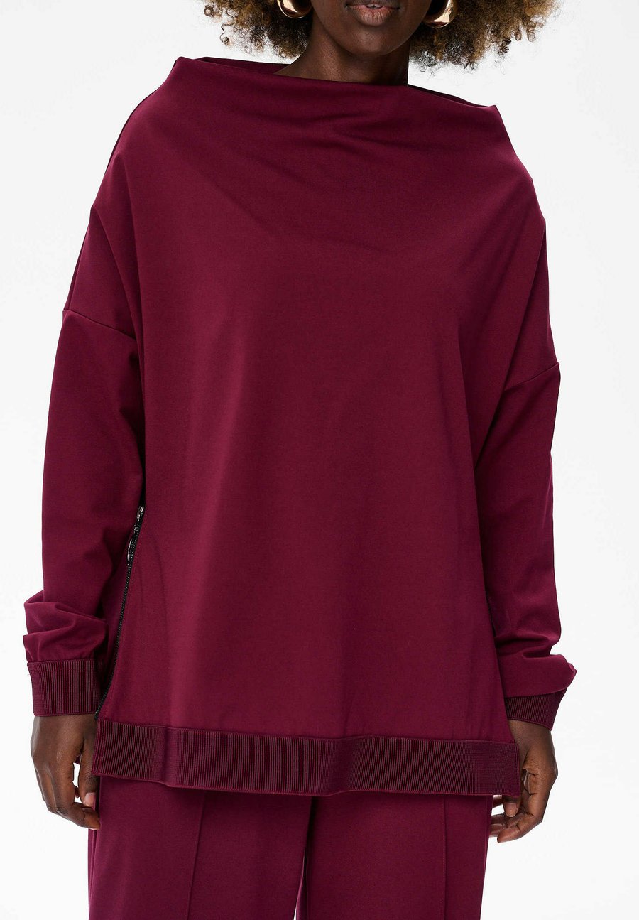 Толстовка blue shadow Sweatshirt, Purple/Dark Purple
Толстовка blue shadow Sweatshirt, Purple/Dark Purple