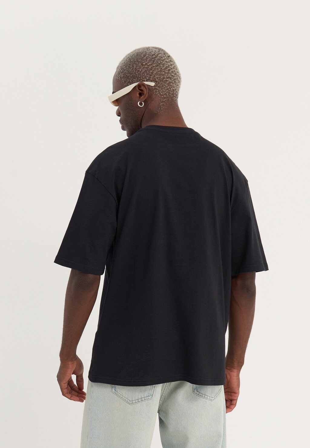 Базовая футболка Unisex YOURTURN, чёрная/красная 
Базовая футболка Unisex YOURTURN, чёрная/красная