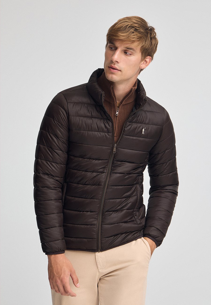 Куртка Polo Club ULTRALIGHT CHUCK EMBROIDERY, Dark Chocolate/Dark Brown
Куртка Polo Club ULTRALIGHT CHUCK EMBROIDERY, Dark Chocolate/Dark Brown