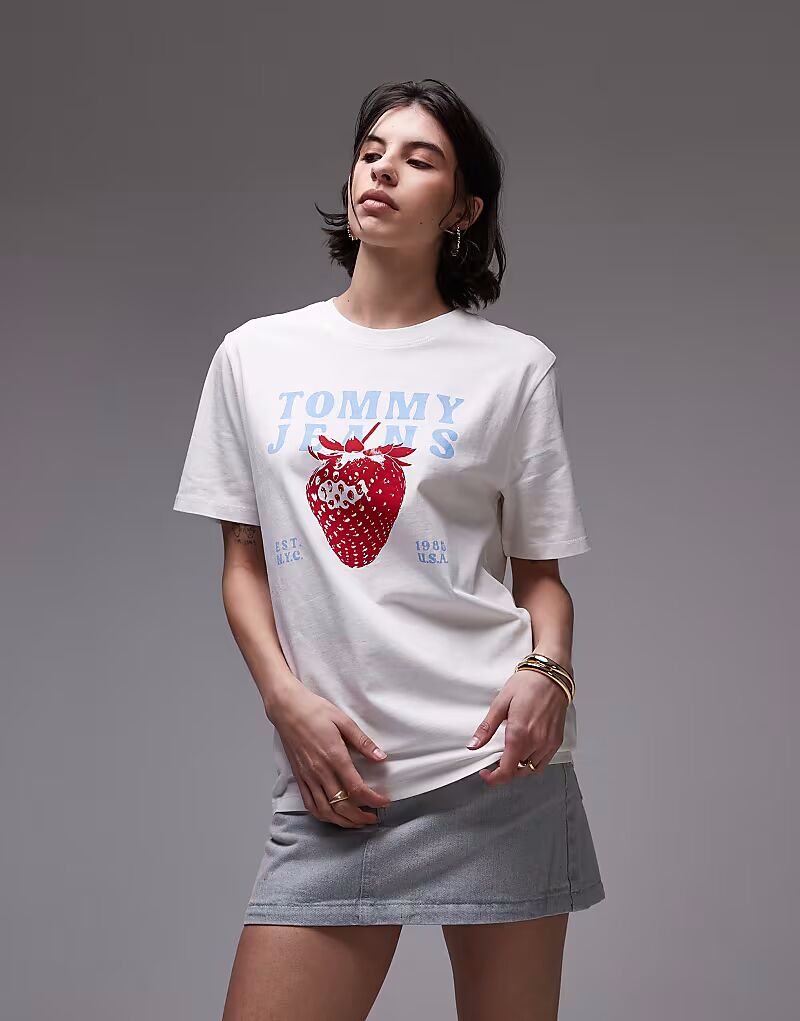 Футболка Tommy Jeans с клубникой в белом и красном цветах
Футболка Tommy Jeans с клубникой в белом и красном цветах