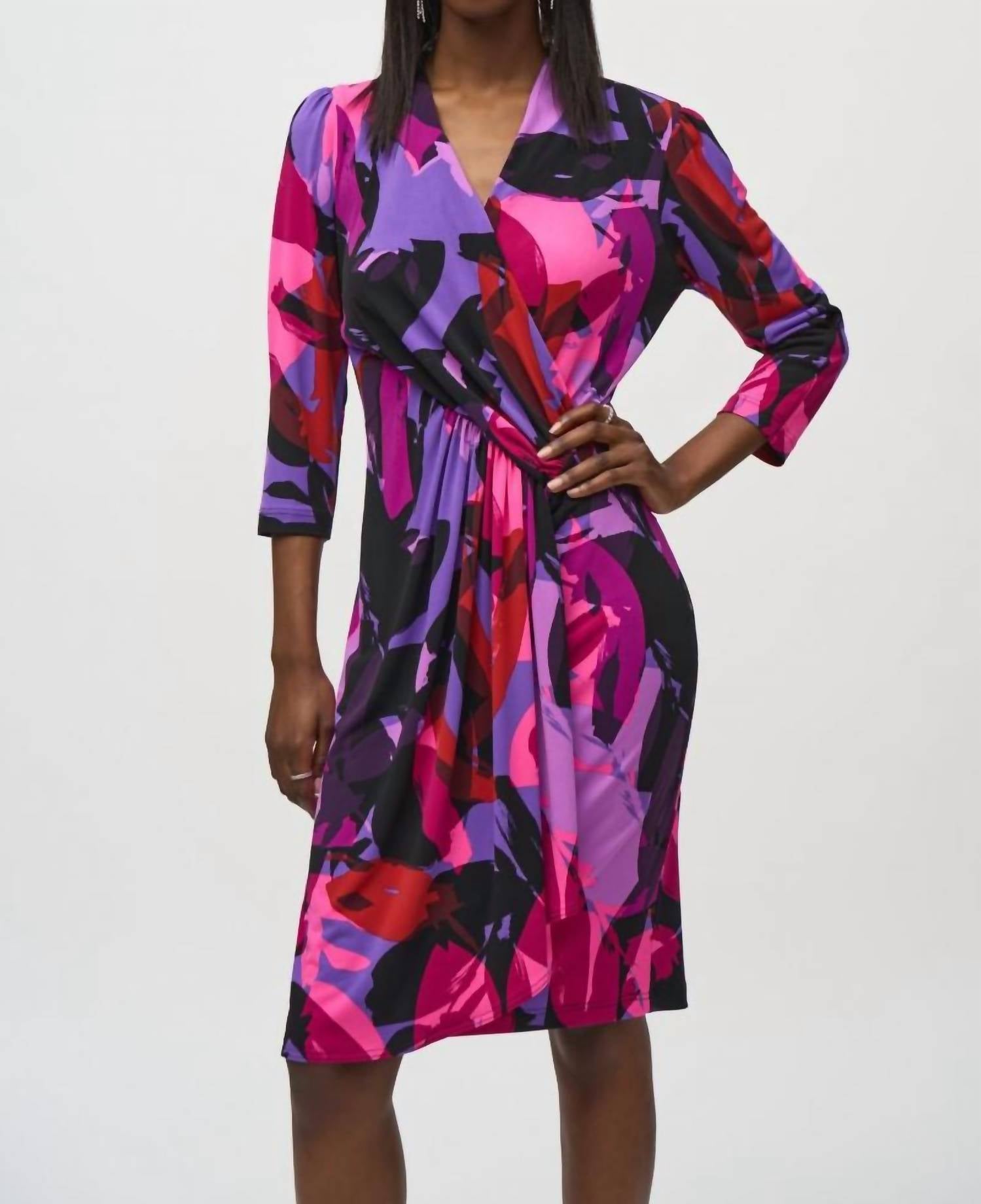 Черное платье-футляр с принтом и имитацией запаха Joseph Ribkoff
Черное платье-футляр с принтом и имитацией запаха Joseph Ribkoff