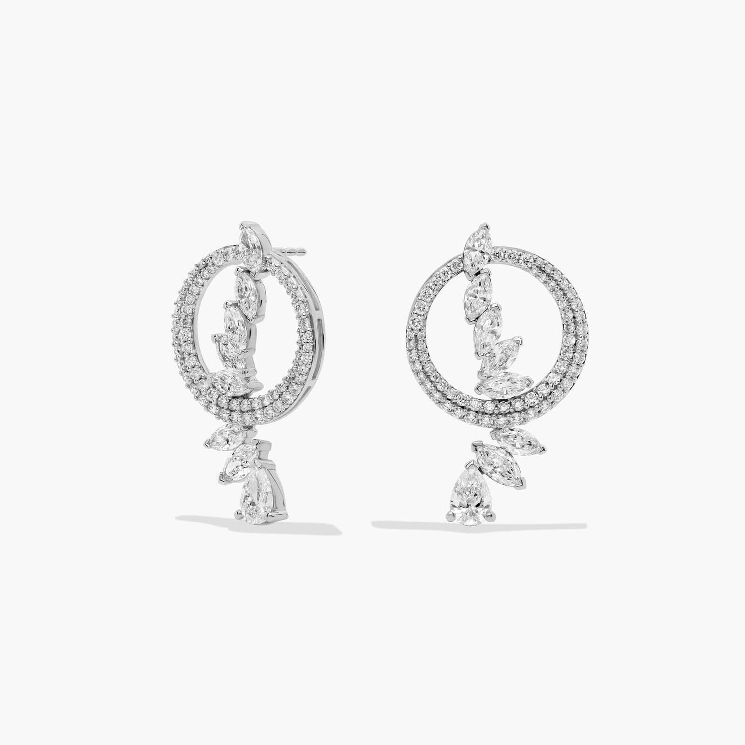 Серьги-подвески с массивом лабораторных бриллиантов огранки «груша» и «маркиза» из белого золота 14 карат (4 карата). Blue Nile
Серьги-подвески с массивом лабораторных бриллиантов огранки «груша» и «маркиза» из белого золота 14 карат (4 карата). Blue Nile