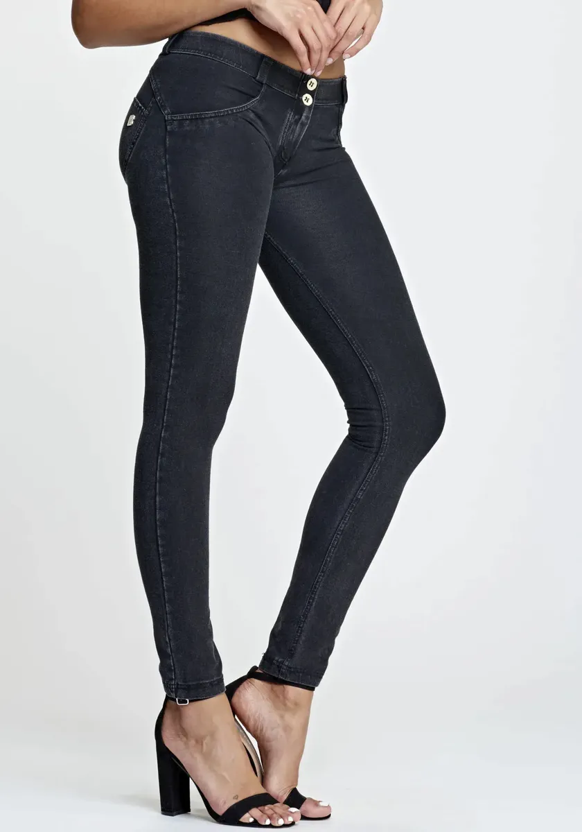 Джеггинсы Freddy "WRUP SUPERSKINNY" с эффектом лифтинга и моделирования, черный
Джеггинсы Freddy "WRUP SUPERSKINNY" с эффектом лифтинга и моделирования, черный